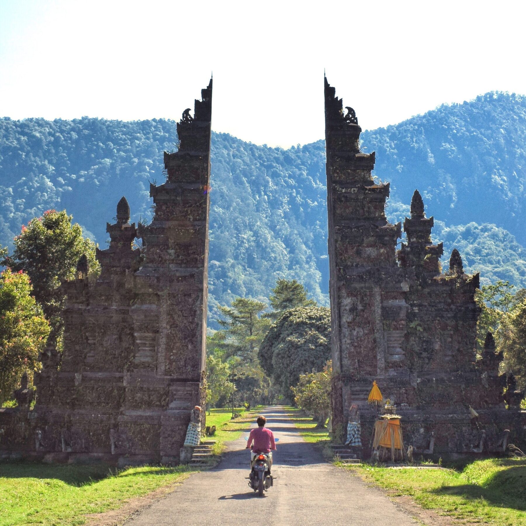 Puerta tradicional de Bali en la isla
