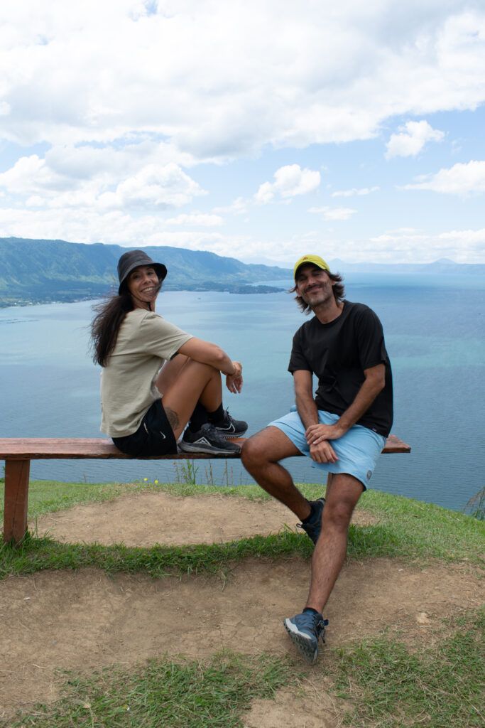 Viajeros en el lago Toba, Sumatra