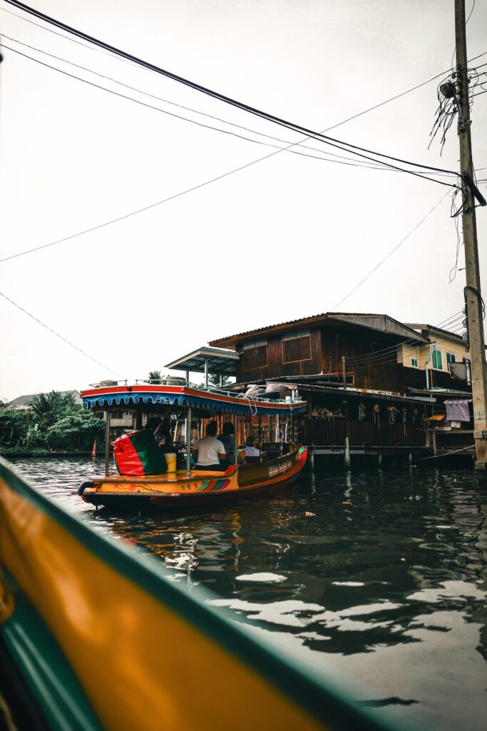 Vistas desde la barca en los canales de Bangkok
