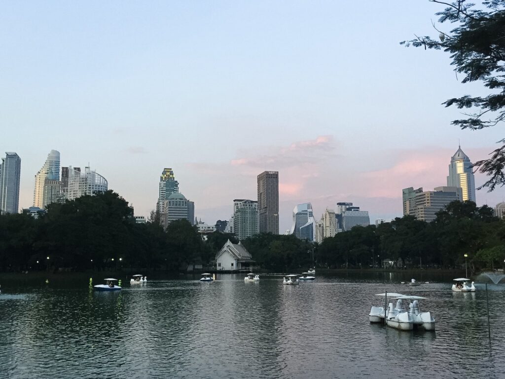Vistas del parque de Lumphini al atardecer