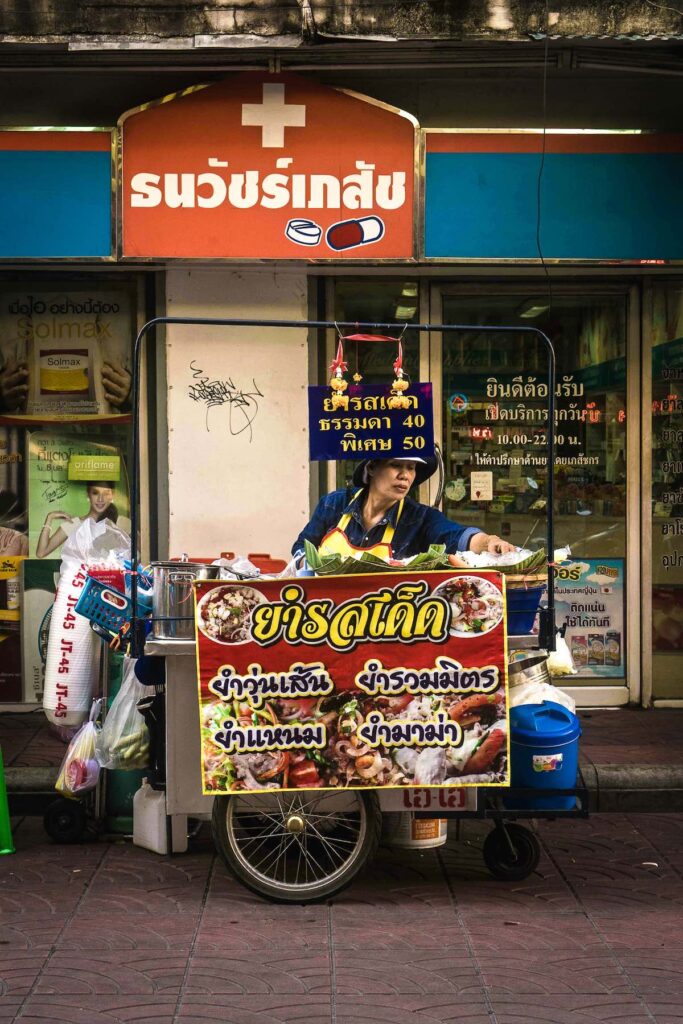 Puesto de comida callejera en una calle de Chinatown en Bangkok