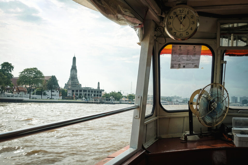 Vistas desde uno de los barcos públicos por el río Chao Phraya en Bangkok